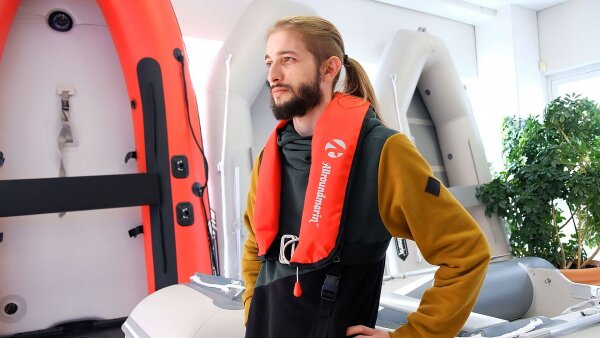 Miért kiváló választás az automata mentőmellény a vízen?