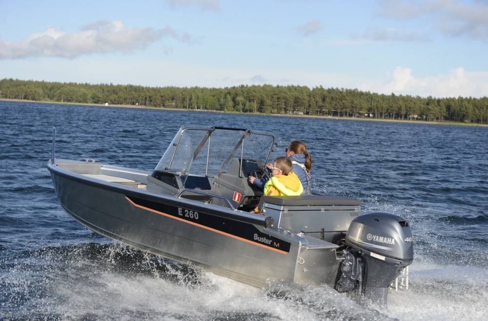 BUSTER M2 2024 motorcsónak két konzollal 4,86 m + YAMAHA F40 FETL