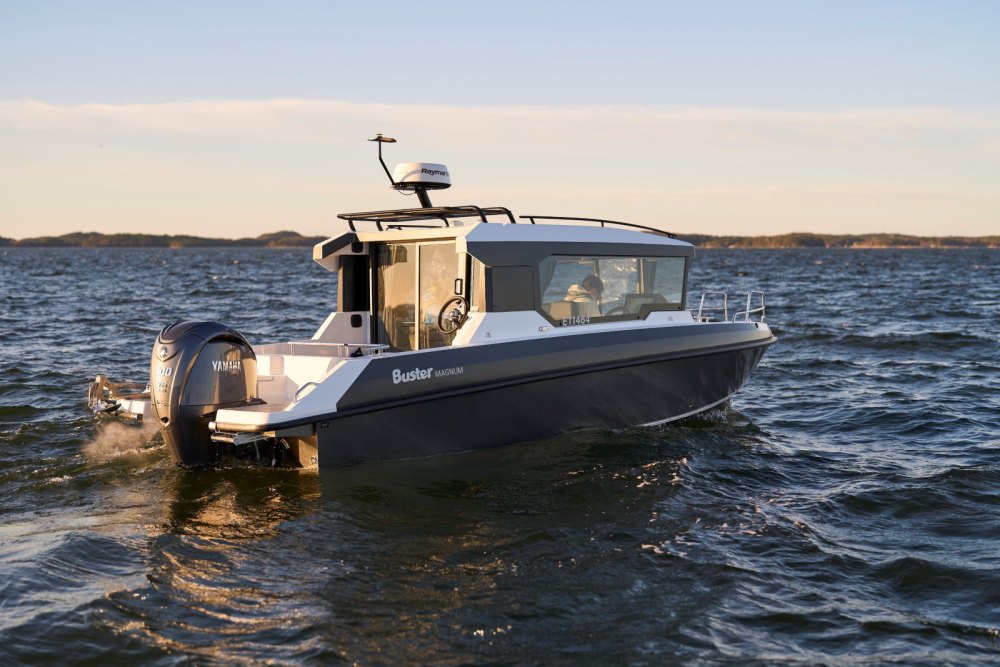BUSTER MAGNUM CABIN 2024 alumínium motorcsónak 7,58 m + YAMAHA F225 XCB