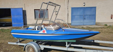 3,8 m-es laminált motorcsónak