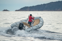 Bombard Sunrider 550 Strongan felfújható csónak világos szürke / kavicsos kiegészítőkkel.
