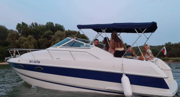 CHRIS CRAFT 232 CROWN kabinos motoros jacht konyhával és fürdőszobával