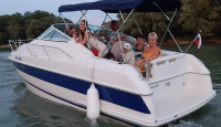 CHRIS CRAFT 232 CROWN kabinos motoros jacht konyhával és fürdőszobával