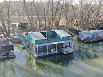 HOUSEBOAT ELADÓ – egyedi vízi lakhatás közvetlenül a Vágon, Komáromban