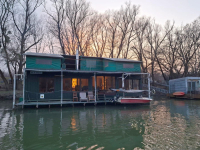 HOUSEBOAT ELADÓ – egyedi vízi lakhatás közvetlenül a Vágon, Komáromban