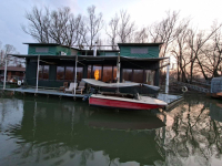 HOUSEBOAT ELADÓ – egyedi vízi lakhatás közvetlenül a Vágon, Komáromban
