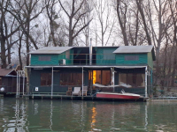 HOUSEBOAT ELADÓ – egyedi vízi lakhatás közvetlenül a Vágon, Komáromban