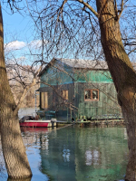HOUSEBOAT ELADÓ – egyedi vízi lakhatás közvetlenül a Vágon, Komáromban