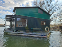 HOUSEBOAT ELADÓ – egyedi vízi lakhatás közvetlenül a Vágon, Komáromban