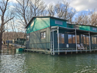 HOUSEBOAT ELADÓ – egyedi vízi lakhatás közvetlenül a Vágon, Komáromban