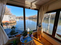HOUSEBOAT ELADÓ – egyedi vízi lakhatás közvetlenül a Vágon, Komáromban
