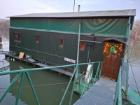 HOUSEBOAT ELADÓ – egyedi vízi lakhatás közvetlenül a Vágon, Komáromban