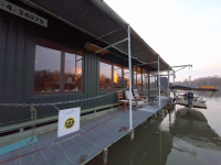HOUSEBOAT ELADÓ – egyedi vízi lakhatás közvetlenül a Vágon, Komáromban