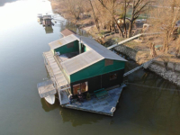 HOUSEBOAT ELADÓ – egyedi vízi lakhatás közvetlenül a Vágon, Komáromban