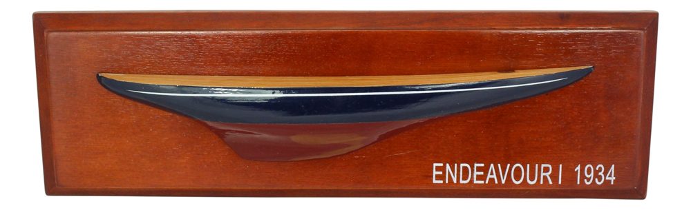 Endeavour félhajótest-modell táblán, fa – 37,5 × 12 × 4,5 cm