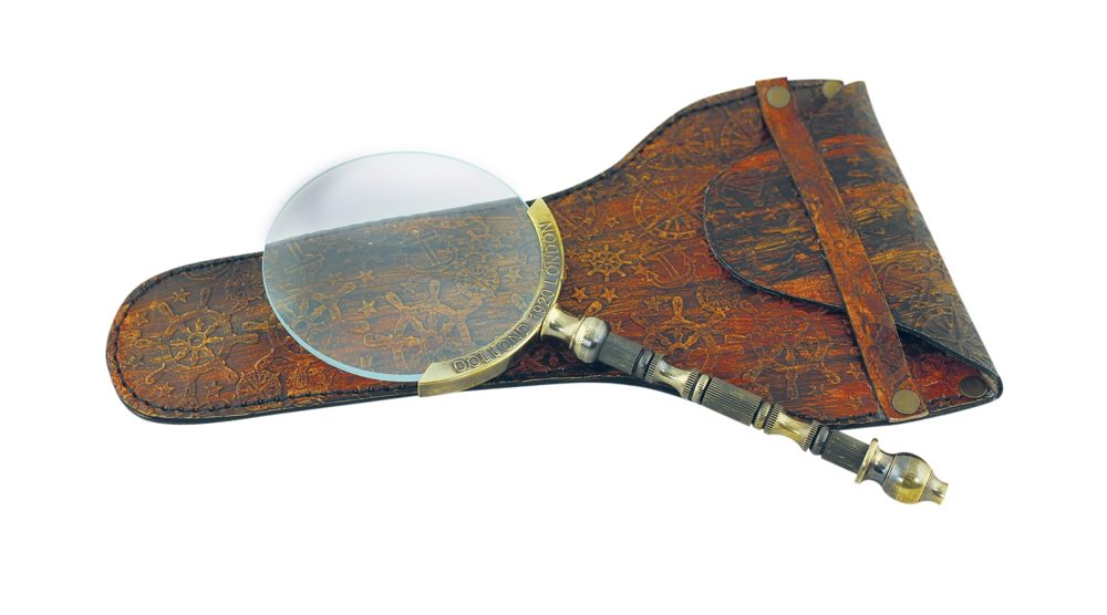 Nagyító bőrtokban, antikolt sárgaréz – 18,5 cm, Ø 7,5 cm