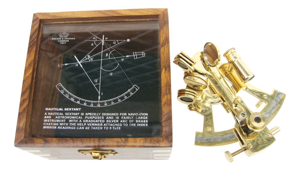 Sárgaréz szextáns üvegfedeles fadobozban – 12 × 11 cm