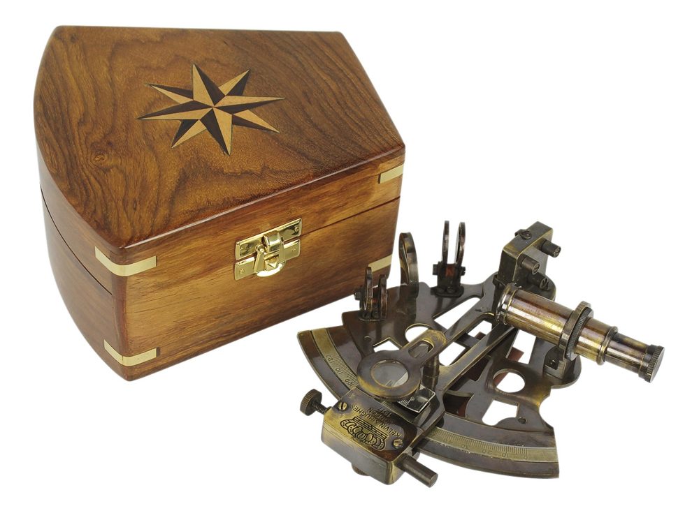 Antik sárgaréz szextáns fadobozban – 12,5 × 13 cm