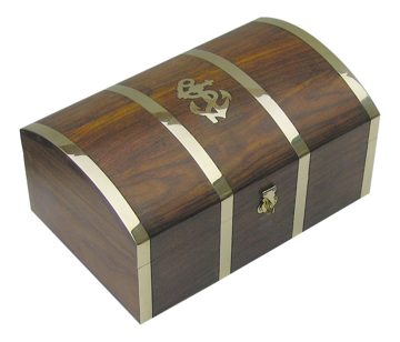 Kincsesláda fából és sárgarézből – 22 × 14 × 10,5 cm
