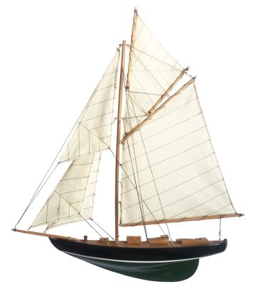 Félhajótestes vitorlás modell fából, zöld/fekete – 56 × 62,5 cm
