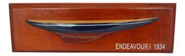 Endeavour félhajótest-modell táblán, fa – 37,5 × 12 × 4,5 cm
