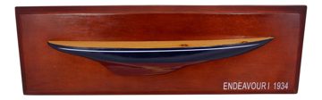 Endeavour félhajótest-modell táblán, fa – 47,5 × 15,5 × 5 cm