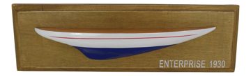 Enterprise félhajótest-modell táblán, fa – 37,5 × 12 × 4,5 cm