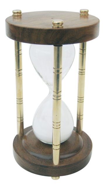 Háromoszlopos homokóra sárgarézből és fából – kb. 15 perc, 15 cm