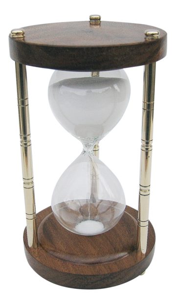 Háromoszlopos homokóra sárgarézből és fából – kb. 30 perc, 17,5 cm