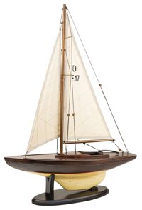 Vitorlás jacht modell, fa, vászon vitorlákkal, elefántcsont/barna – 42 × 11 × 55 cm