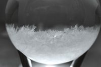 Gömb alakú viharüveg LED-világítással, fa talpon – 15 cm