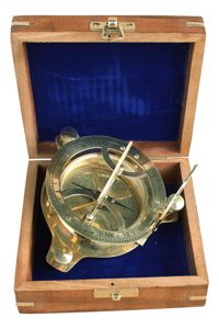 Napóra iránytűvel, sárgaréz – Ø 11 cm, fadobozban