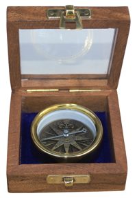 Iránytű 3D szélrózsával, sárgaréz – Ø 5,7 cm, fadobozban