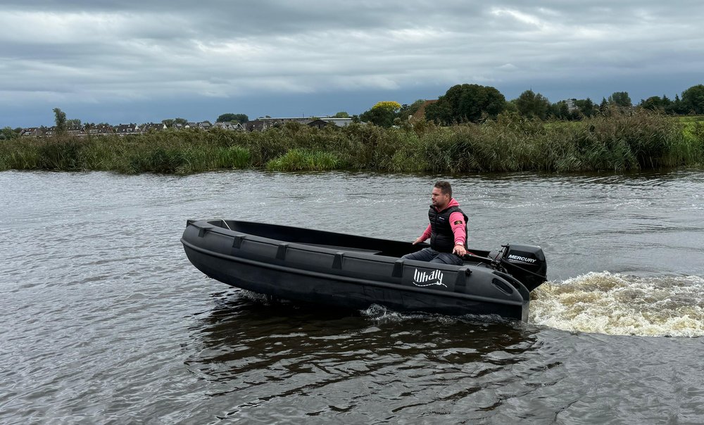 WHALY 380 polietilén műanyag csónak - 3,80 m, 168 kg
