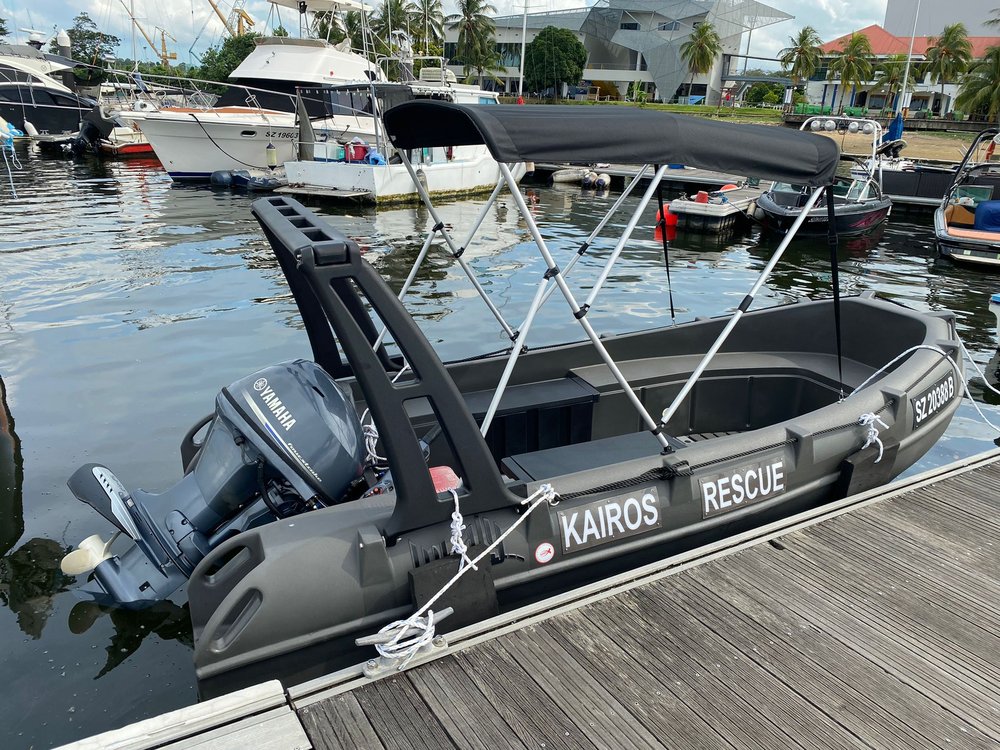 WHALY 400 polietilén műanyag csónak - 3,95 m, 210 kg
