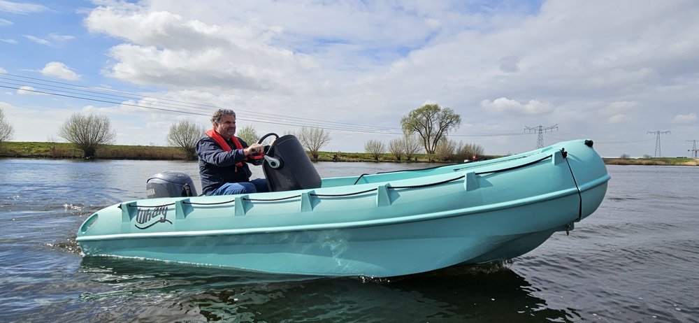 WHALY 455R polietilén műanyag csónak - 4,50 m, 317 kg